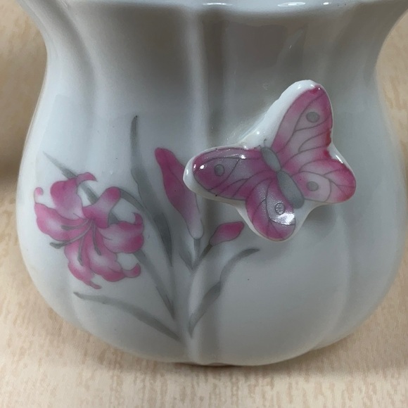 Vintage Floral Ceramic Vase and Frames Butterflies and Flowers - Picture 5 of 16